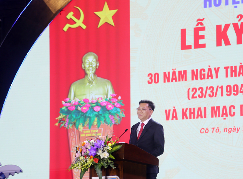 Đồng chí Nguyễn Việt Dũng, Bí thư Huyện ủy, Chủ tịch UBND huyện Cô Tô đọc diễn văn kỷ niệm 30 năm ngày thành lập.