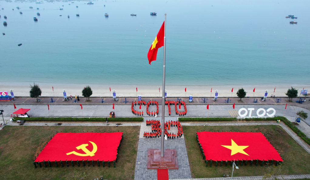 Lễ thượng cờ kỷ niệm 30 năm ngày thành lập huyện Cô Tô.