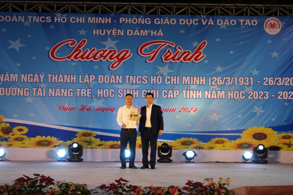 Đồng chí Đặng Văn Tuấn - Phó Bí thư TT Huyện ủy, Chủ tịch HĐND huyện trao Kỷ niệm chương vì thế hệ trẻ cho 1 đồng chí lãnh đạo đơn vị.