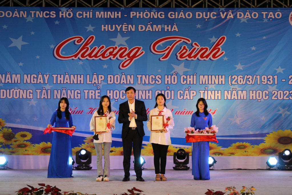 Đồng chí Hoàng Vĩnh Khuyến - Chủ tịch UBND huyện chúc mừng học sinh đạt giải trong kỳ thi học sinh giỏi các môn văn hóa lớp 9 cấp tỉnh.