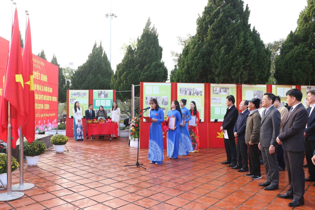 Các đảng viên mới tuyên thệ dưới Tượng đài Chủ tịch Hồ Chí Minh trên huyện đảo Cô Tô. Ảnh: Trung tâm TT-VH Cô Tô
