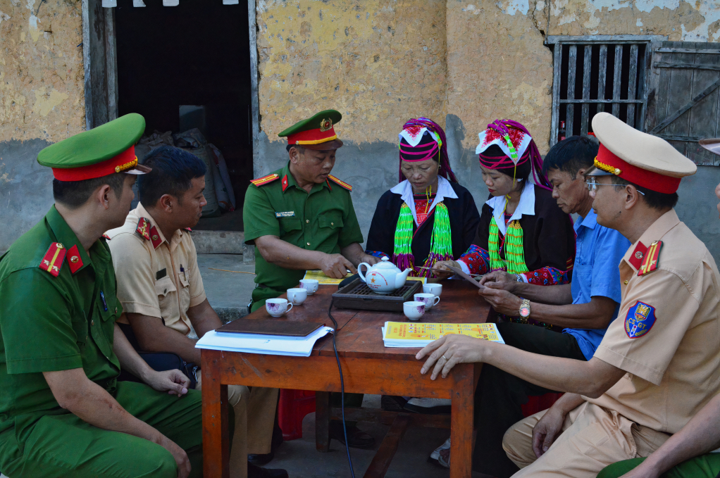 Đội CSGT - TT huyện Hải Hà phối hợp với Công an xã Quảng Sơn tuyên truyền quy định đã uống rượu bia không tham gia giao thông cho bà con DTTS trên địa bàn xã Quảng Sơn.