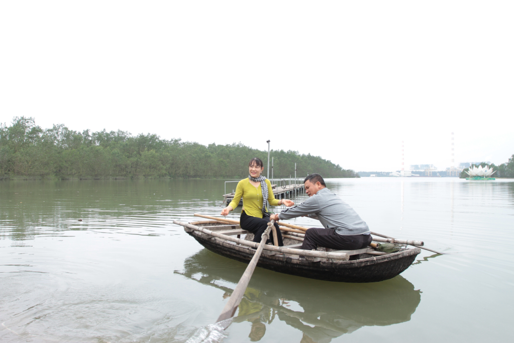 Du khách trải nghiệm chèo thuyền nan tại khu vực bến đò cổ phía trước Miếu Vua Bà.