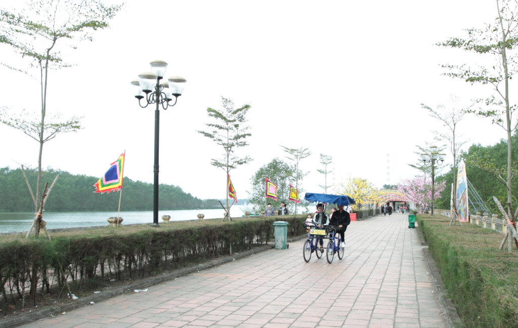 Du khách đạp xe thăm quan Khu di tích Quốc gia đặc biệt Bạch Đằng.