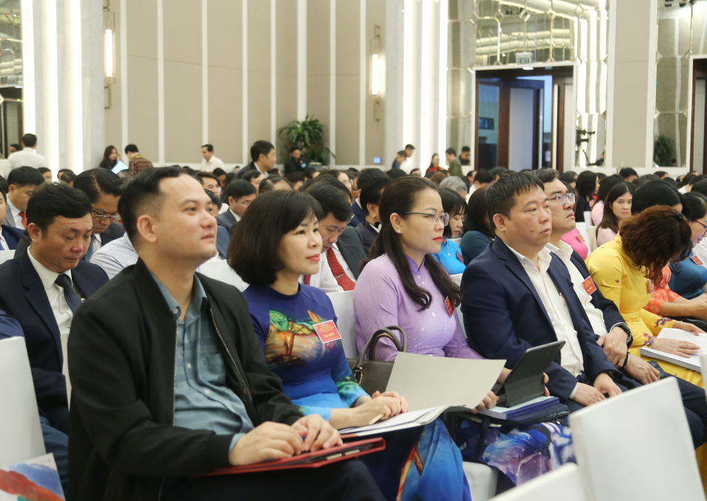 Các Ban HĐND tỉnh, Văn phòng HĐND tỉnh tham dự hội nghị.