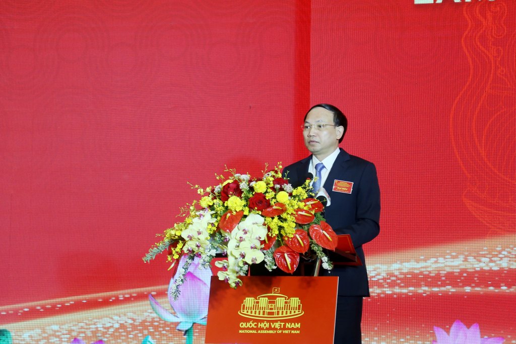 Đồng chí Nguyễn Xuân Ký, Ủy viên Trung ương Đảng, Bí thư Tỉnh ủy, Chủ tịch HĐND tỉnh Quảng Ninh, phát biểu tham luận tại hội nghị.