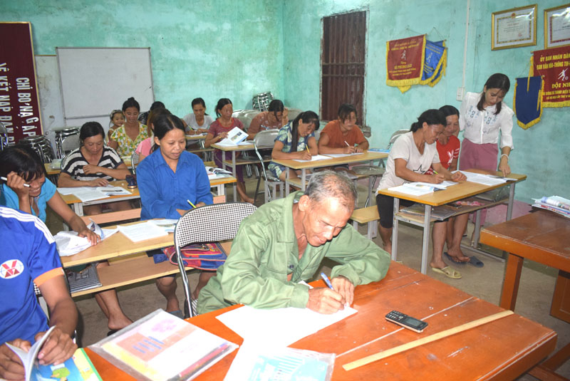 Bình Liêu đã có thời kỳ có rất đông người cần xóa mù chữ (Ảnh: Lớp xóa mù chữ ở thôn Khuổi Luông, xã Vô Ngại, huyện Bình Liêu năm 2019)