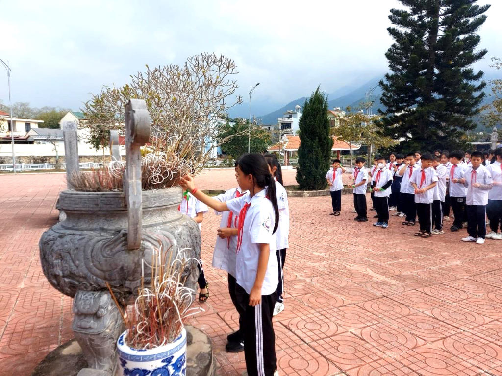 Học sinh Trường THCS Thị trấn Bình Liêu đi trải nghiệm Đình Lục Nà (xã Lục Hồn) trong chương trình học ngoại khóa.