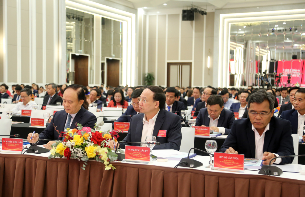 Đồng chí Nguyễn Xuân Ký, Ủy viên Trung ương Đảng, Bí thư Tỉnh ủy, Chủ tịch HĐND tỉnh Quảng Ninh cùng các đại biểu tham dự hội nghị.