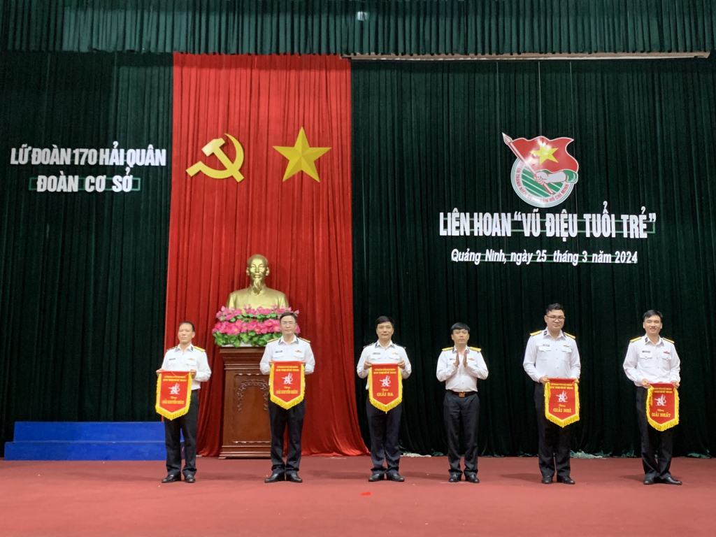 Đồng chí Phó Chính ủy Lữ đoàn trao giải cho các đội tham gia.