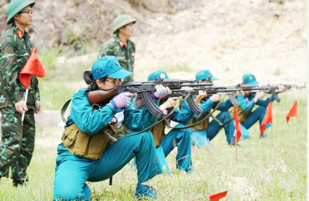 Dân quân tự vệ TP Cẩm Phả thi bắn súng tiểu liên AK bài 1.