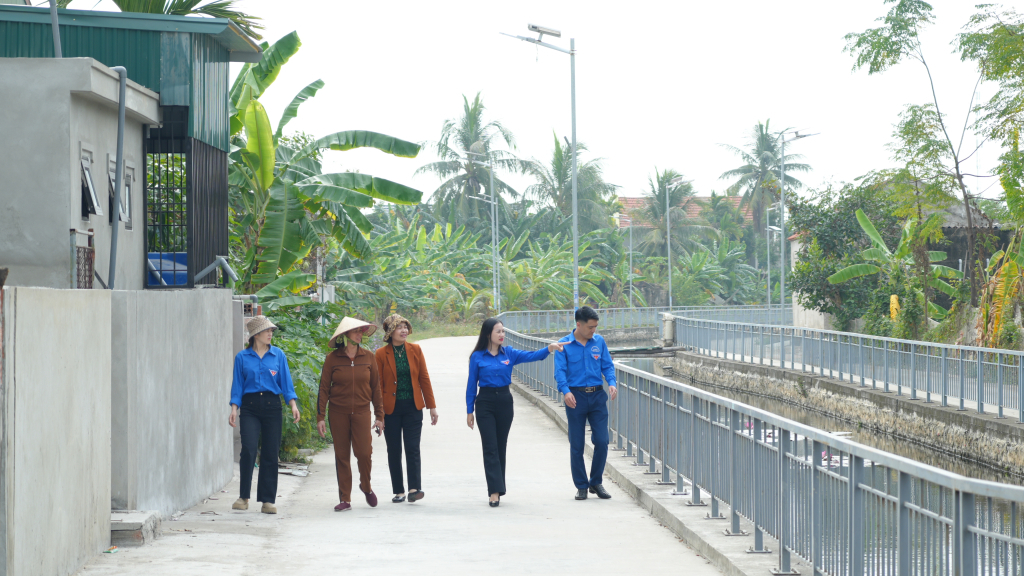 Đoàn Thanh niên phường Hà An (TX Quảng Yên) vận động đoàn viên và nhân dân trên địa bàn chung tay giữ gìn vệ sinh môi trường.