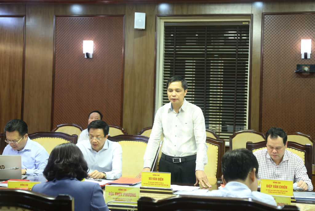 Đồng chí Vũ Văn Diện, Phó Chủ tịch UBND tỉnh, báo cáo tại cuộc họp.