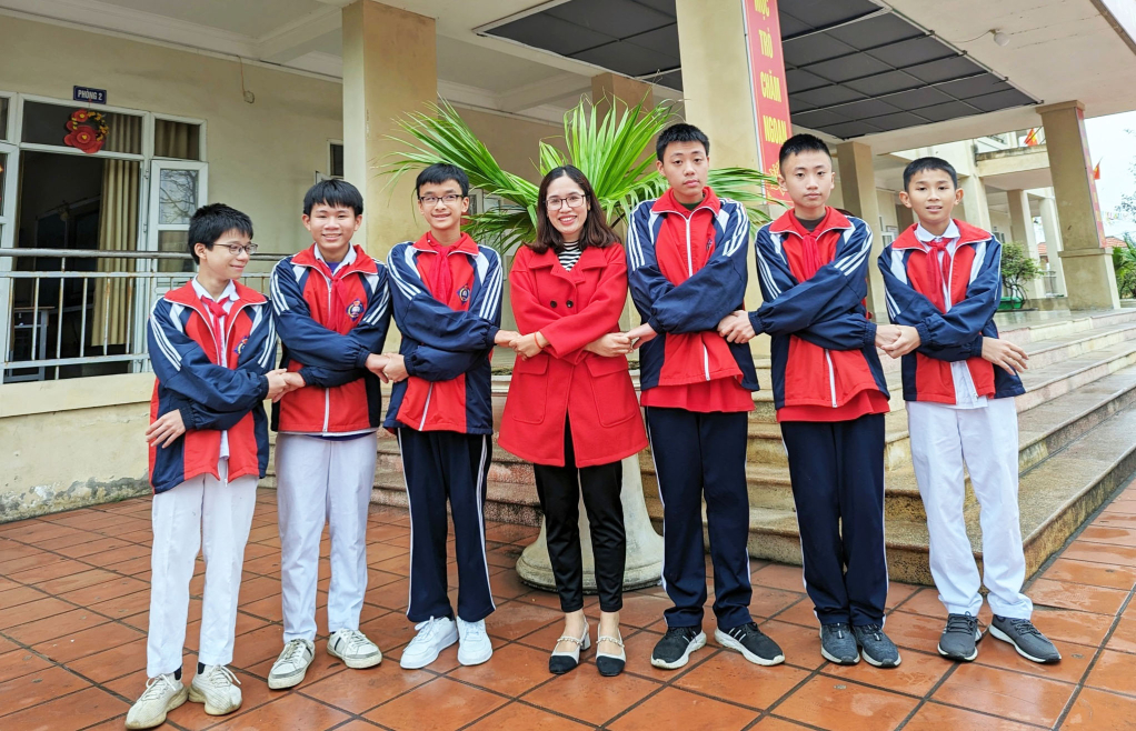 Đội tuyển tin học Trường THCS Nguyễn Trãi, TP Uông Bí.