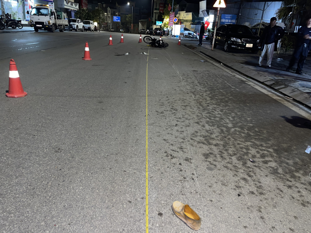 Hiện trường vụ TNGT do lái xe dương tính vưới chất ma túy, trong cơ thể có nồng độ cồn gây ra, làm 1 người tử vong hôm 2/2/2024 tại đường An Tiêm, phường Hà Khẩu, TP Hạ Long.