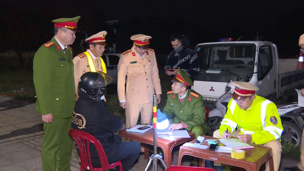 Trung tá Nguyễn Thành Hưng, Trưởng Phòng CSGT, Công an tỉnh kiểm tra quy trình tuần tra, kiểm soát của tổ Cảnh sát giao thông trên địa bàn TX Quảng Yên.
