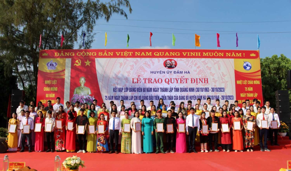 Đảng bộ huyện Đầm Hà tổ chức Lễ trao quyết định kết nạp lớp đảng viên chào mừng kỷ niệm 60 năm ngày thành lập tỉnh Quảng Ninh, 75 năm Ngày thành lập chi bộ Đảng đầu tiên – tiền thân của Đảng bộ huyện Đầm Hà, tháng 10/2023.