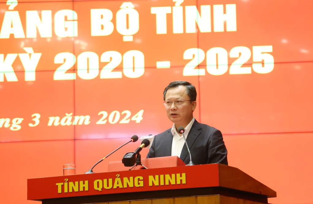 Đồng chí Cao Tường Huy, Phó Bí thư Tỉnh ủy, Chủ tịch UBND tỉnh đã báo cáo tình hình triển khai thực hiện, giải pháp nâng cao hiệu quả giải ngân vốn đầu tư công trên địa bàn tỉnh. 