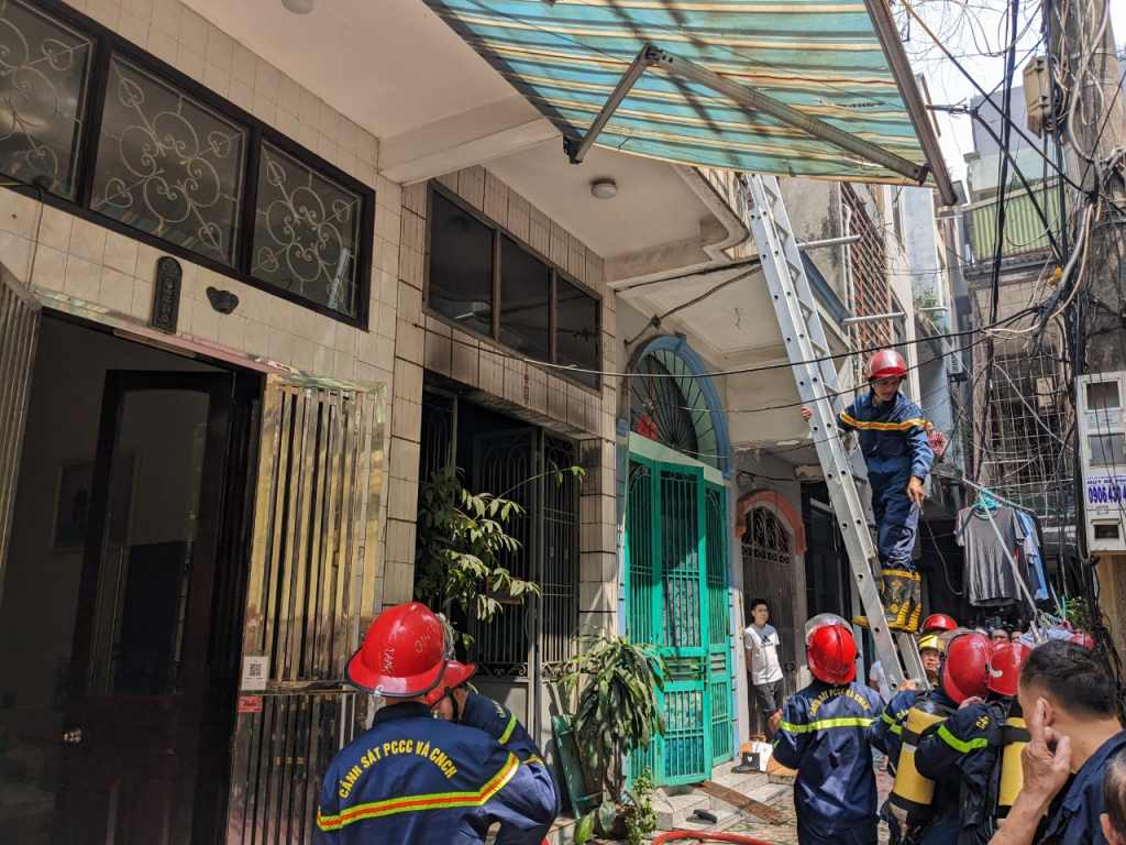 Lực lượng Cảnh sát PCCC và CNCH sử dụng thang 2 để tiếp cận lên tầng 2 của nhà dân bị cháy.