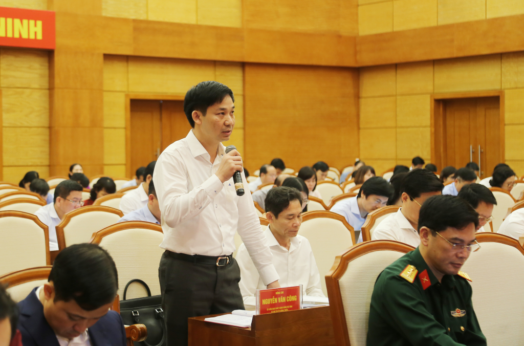 Đồng chí Nguyễn Văn Công, Bí thư Thị ủy Đông Triều, phát biểu tại hội nghị.