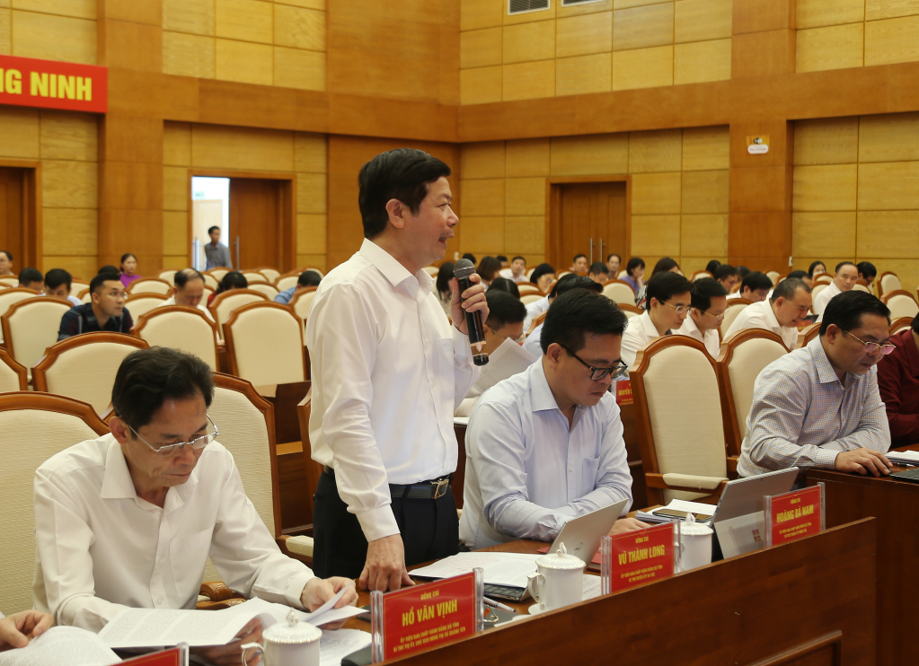 Đồng chí Vũ Thành Long, Bí thư Huyện ủy Ba Chẽ, phát biểu tại hội nghị.