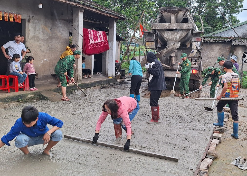 Tuổi trẻ BĐBP tỉnh giúp dân sửa chữa sân vườn.