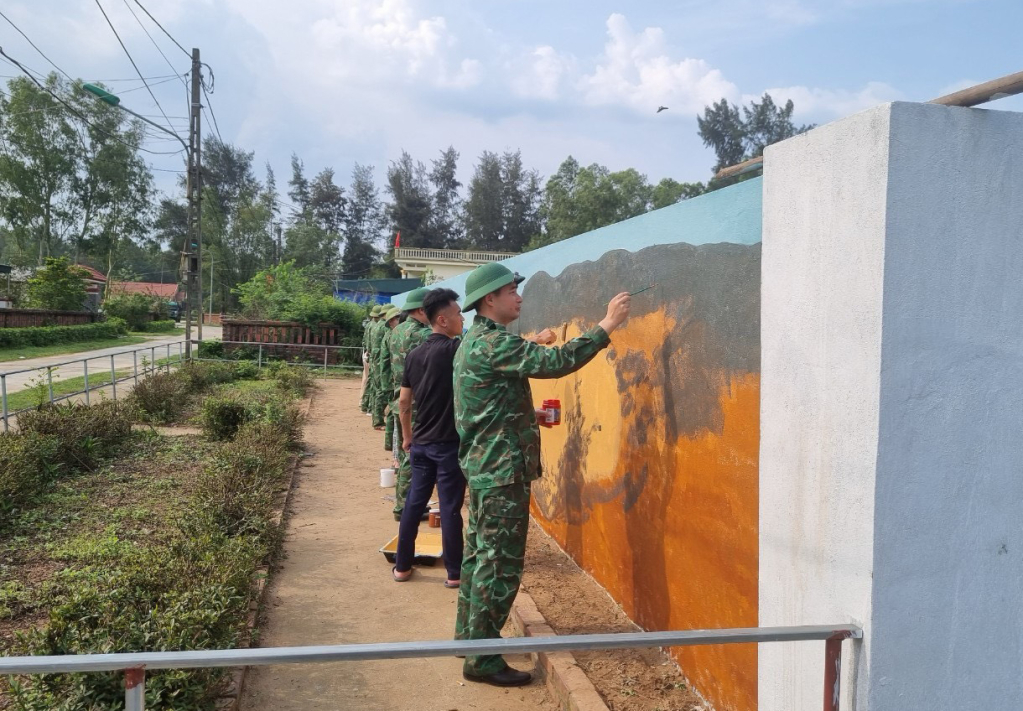 Tuổi trẻ Đồn BP Bắc Sơn tham gia vẽ tranh tường làm đẹp cảnh quan trên địa bàn. 