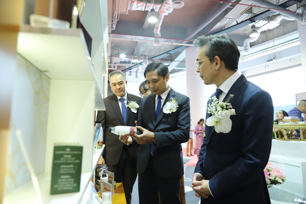 Đồng chí Vũ Văn Diện, Phó Chủ tịch UBND tỉnh, cùng các đại biểu thăm gian trưng bày sản phẩm của Cục Xúc tiến thương mại quốc tế (DITP), Bộ Thương mại Thái Lan.