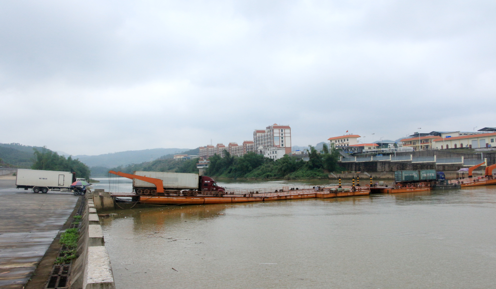 Hoạt động XNK qua lối mở cầu phao tạm Km3+4 Hải Yên (TP Móng Cái). Ảnh: Mạnh Trường