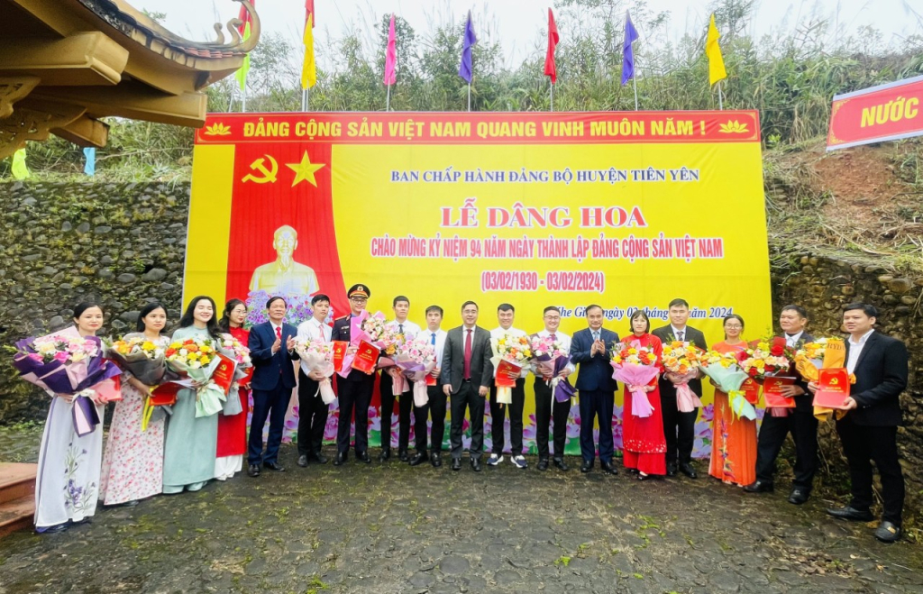 Các đồng chí lãnh đạo huyện Tiên Yên trao quyết định kết nạp đảng viên mới cho 15 đảng viên tại Khu di tích Khe Giao, thôn Tiên Hải, xã Điền Xá (Nơi thành lập chi bộ đảng đầu tiên của huyện Tiên Yên).