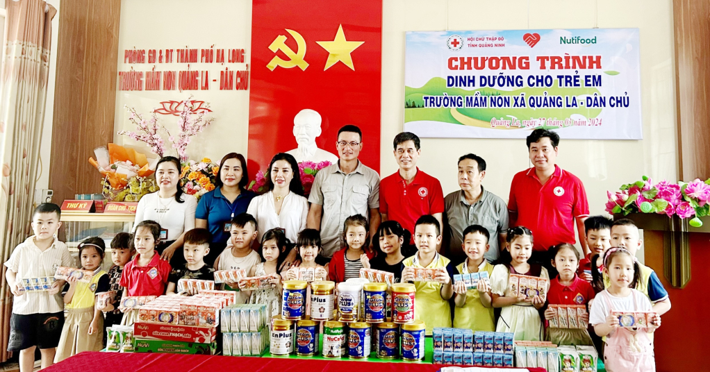 Lãnh đạo Hội Chữ thập đỏ tỉnh, Hội Chữ thập đỏ TP Hạ Long và đại diện nhà trường tặng sữa cho trẻ em khó khăn tại Trường Mầm non xã Quảng La (TP Hạ Long).