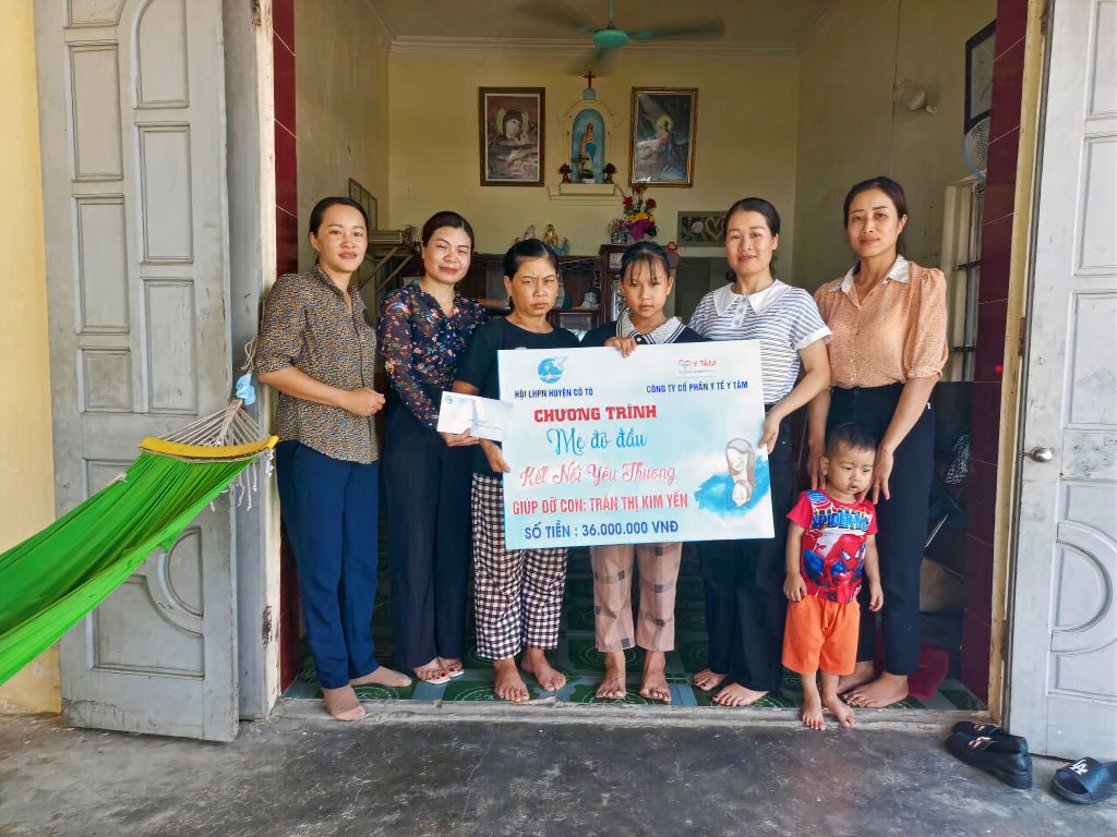 Hội LHPN huyện Cô Tô trao kinh phí hỗ trợ chương trình “Mẹ đỡ đầu” cho cháu Trần Thị Kim Yến ở thôn 2, xã Thanh Lân.