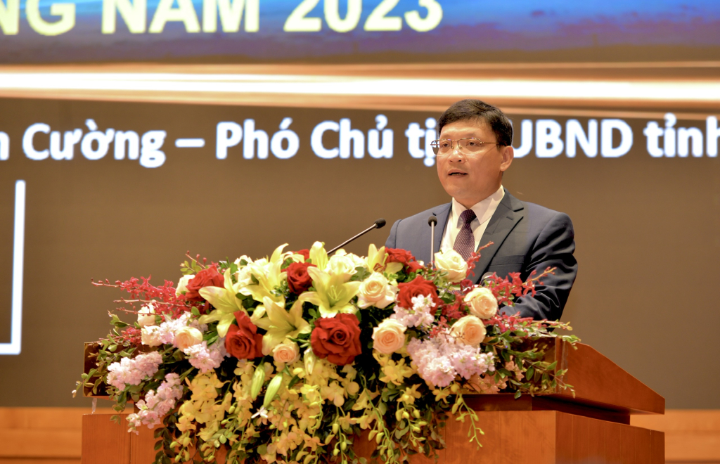Đồng chí Nghiêm Xuân Cường, Phó Chủ tịch UBND tỉnh, báo cáo tại hội nghị.