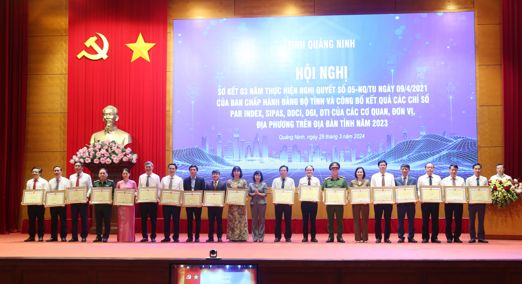 Đồng chí Trịnh Thị Minh Thanh, Phó Bí thư Thường trực Tỉnh ủy trao Bằng khen của UBND tỉnh cho tập thể có thành tích xuất sắc trong việc triển khai, thực hiện các chỉ số của tỉnh Quảng Ninh năm 2023.