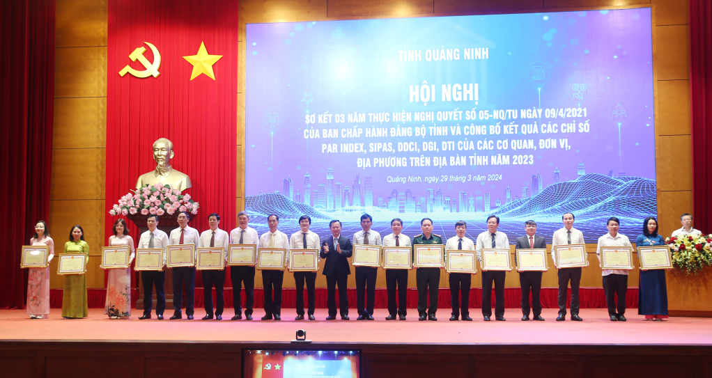 Đồng chí Cao Tường Huy, Phó Bí thư Tỉnh ủy, Chủ tịch UBND tỉnh trao Bằng khen cho các cá nhân có thành tích xuất sắc.