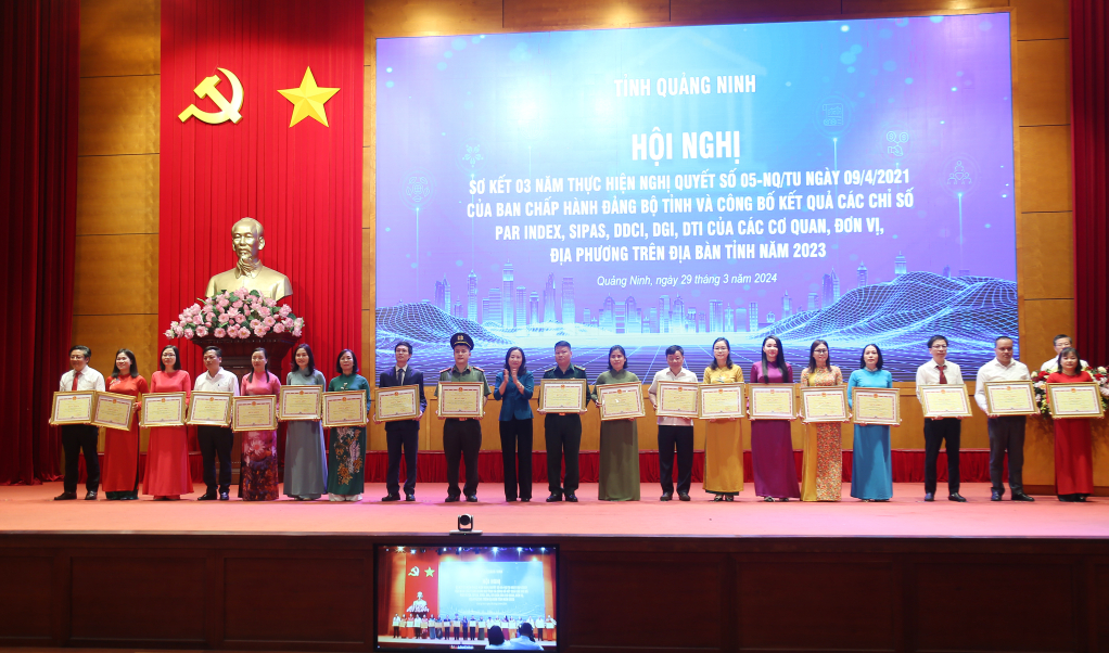 Đồng chí Vi Ngọc Bích, Phó Chủ tịch Thường trực HĐND tỉnh, trao Bằng khen của UBND tỉnh cho các cá nhân có thành tích xuất sắc.