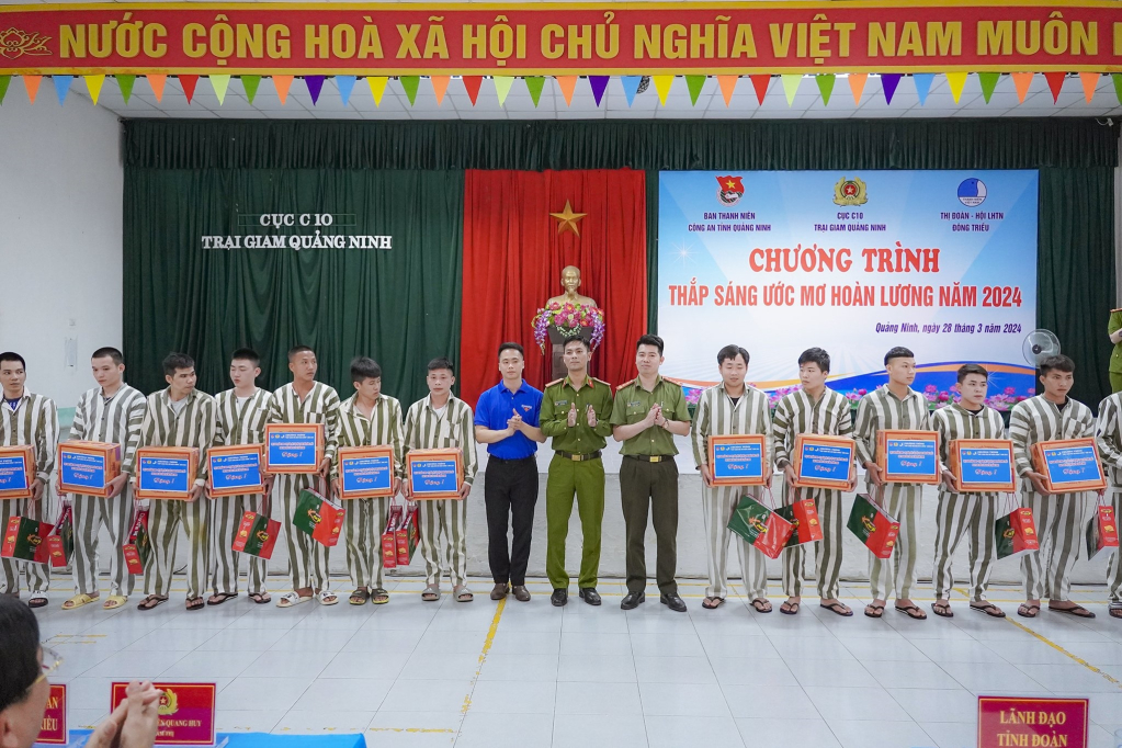 Trại giam Quảng Ninh trao các phần quà cho phạm nhân trong độ tuổi thanh niên có hoàn cảnh khó khăn chấp hành tốt nội quy, quy định.