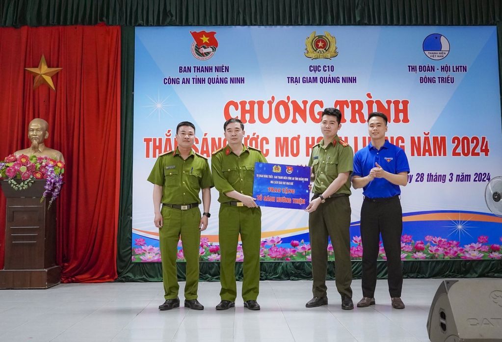 Ban Thanh niên Công an tỉnh - Thị đoàn Đông Triều đã tặng “Tủ sách hướng thiện” với 300 đầu sách các loại cho Trại giam Quảng Ninh.