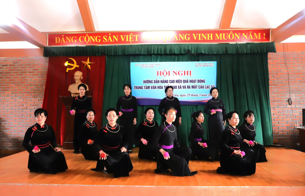 Câu lạc bộ hát then của Trung tâm Văn hóa Thể thao xã Lục Hồn, huyện Bình Liêu.