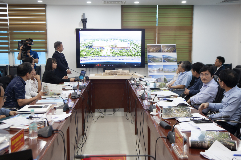 Đại diện liên danh Tổng công ty Tư vấn Xây dựng Việt Nam và Azusa Sekkei trình bày đồ án thiết kế kiến trúc công trình Bệnh viện đa khoa tỉnh – Cơ sở 2