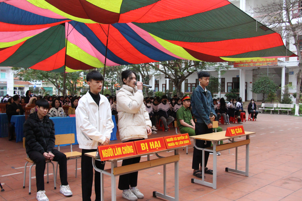Học sinh Trường Tiểu học, THCS và THPT Yên Hưng (Quảng Yên) đóng các vai trong phiên tòa giả định do Nhà trường tổ chức nhằm nâng cao ý thức chấp hành pháp luật cho học sinh. Ảnh: Ánh Tuyết (CTV)