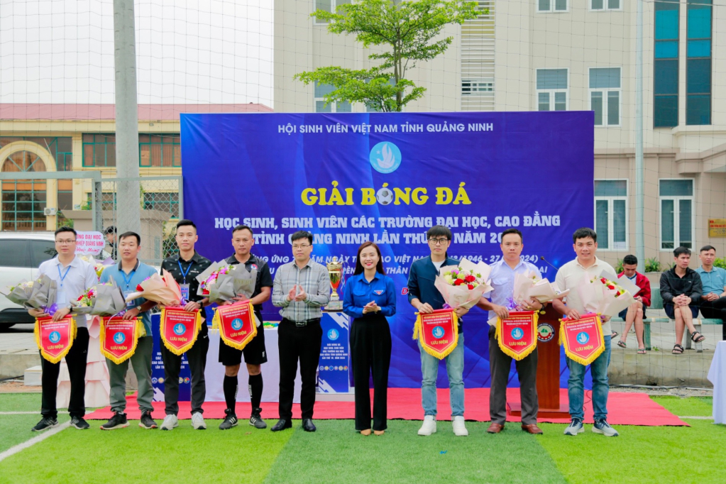 Phó Bí thư tỉnh đoàn, Chủ tịch Hội Sinh viên VIệt Nam tỉnh Quảng Ninh Nguyễn Phương Thảo tặng cờ lưu niệm cho các đơn vị thm gia giải đấu. 
