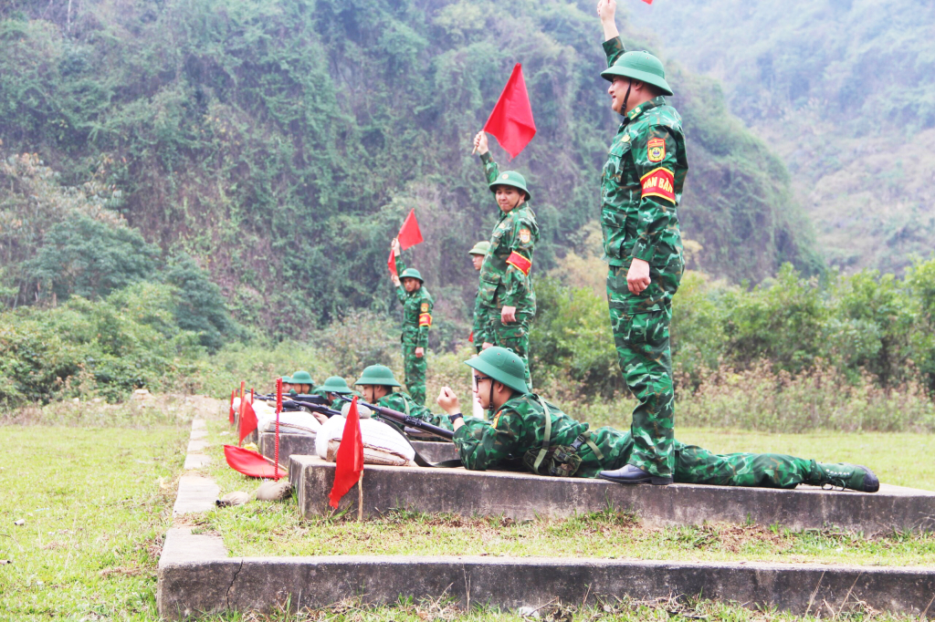 Chiến sĩ mới Tiểu đoàn Huấn luyện - Cơ động (BĐBP tỉnh) huấn luyện kỹ thuật chiến đấu bộ binh.