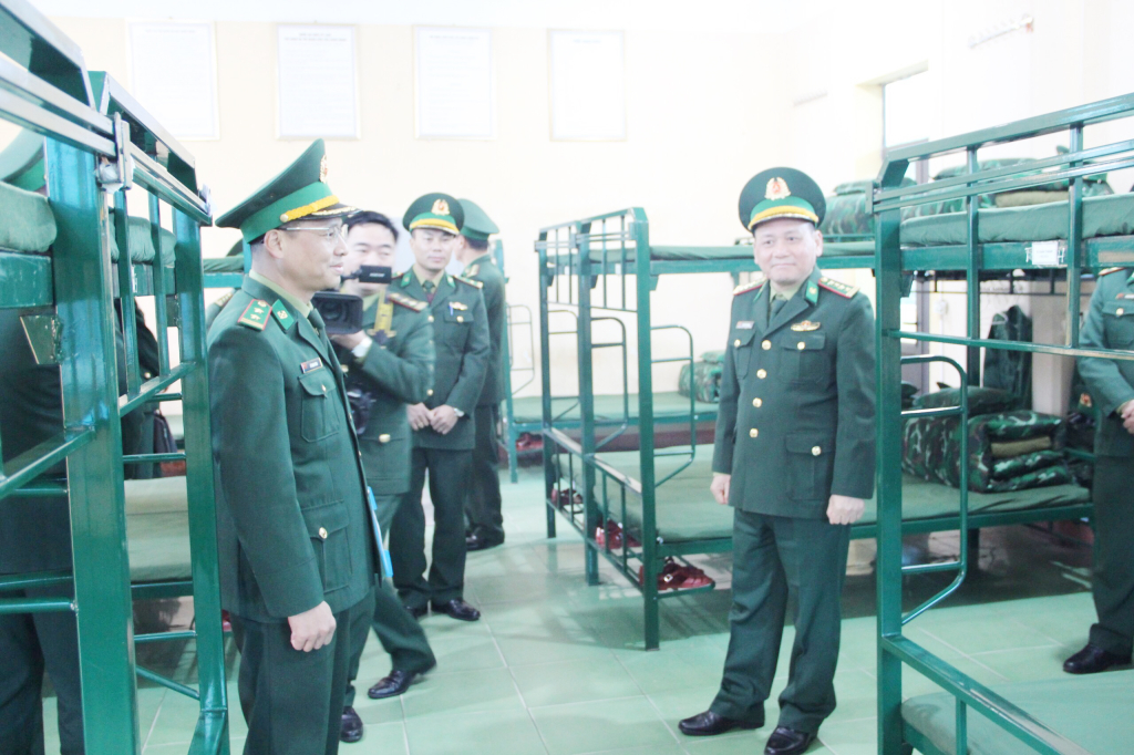 Đại tá Trần Văn Thanh, Phó Chỉ huy trưởng, Tham mưu trưởng Bộ Chỉ huy BĐBP Quảng Ninh (bên phải) kiểm tra nơi ăn ở của chiến sĩ mới. 