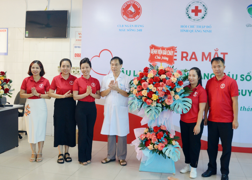 Anh Nguyễn Tiến Huân (ngoài cùng bên phải) tại lễ ra mắt thành lập CLB Ngân hàng máu sống 24h tại Bệnh viện Bãi Cháy, tháng 9/2023.