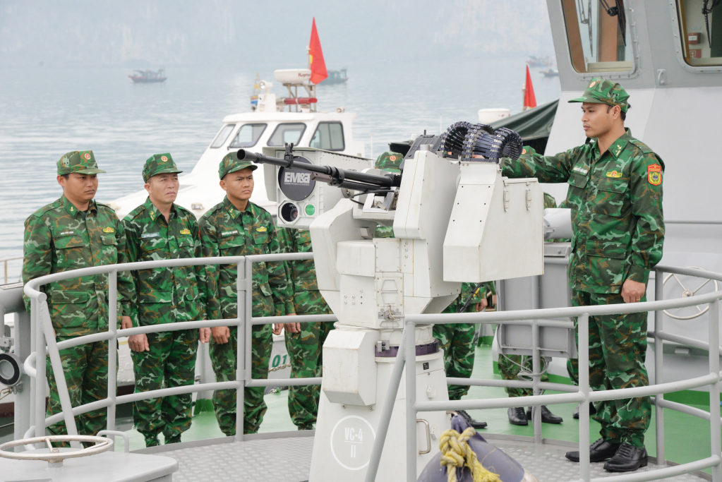 Thiếu tá Nguyễn Văn Hiệu hướng dẫn CBCS trong đơn vị cách thức sử dụng súng máy 12,7mm ngắm bắn điện tử.