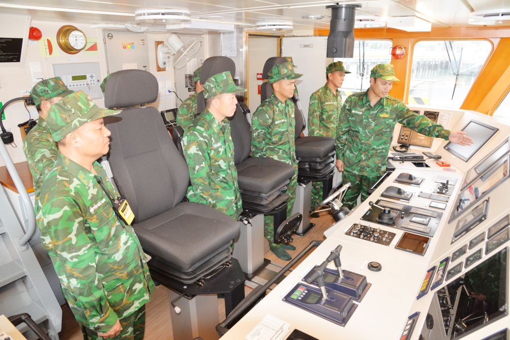 Thiếu tá Nguyễn Văn Hiệu hướng dẫn CBCS trong đơn vị cách làm chủ phương tiện kỹ thuật.