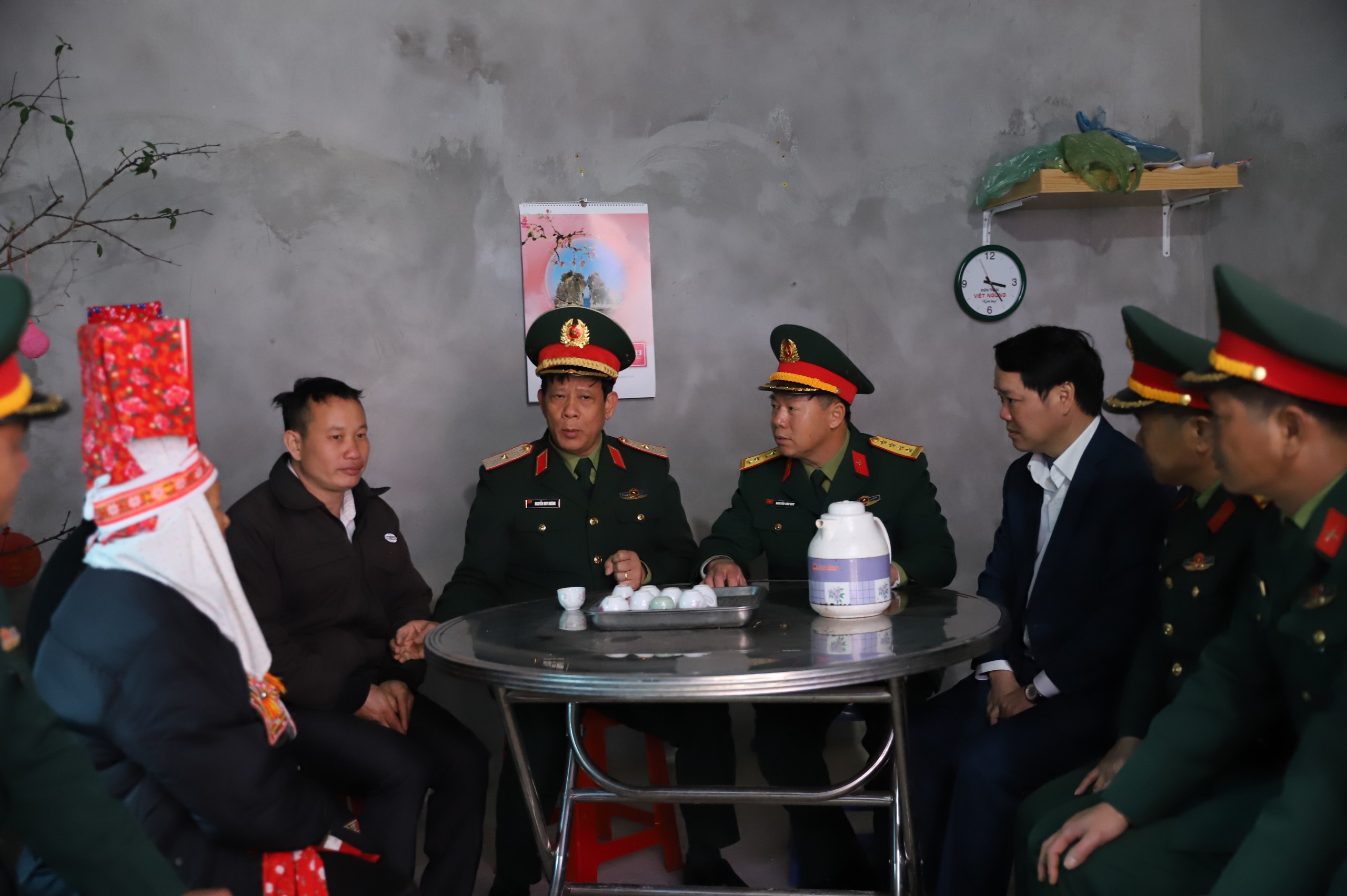 Lãnh đạo BCH Bộ đội Biên phòng tỉnh thăm hỏi, nắm tình nhân dân tại Bình Liêu. Ảnh: La Lành
