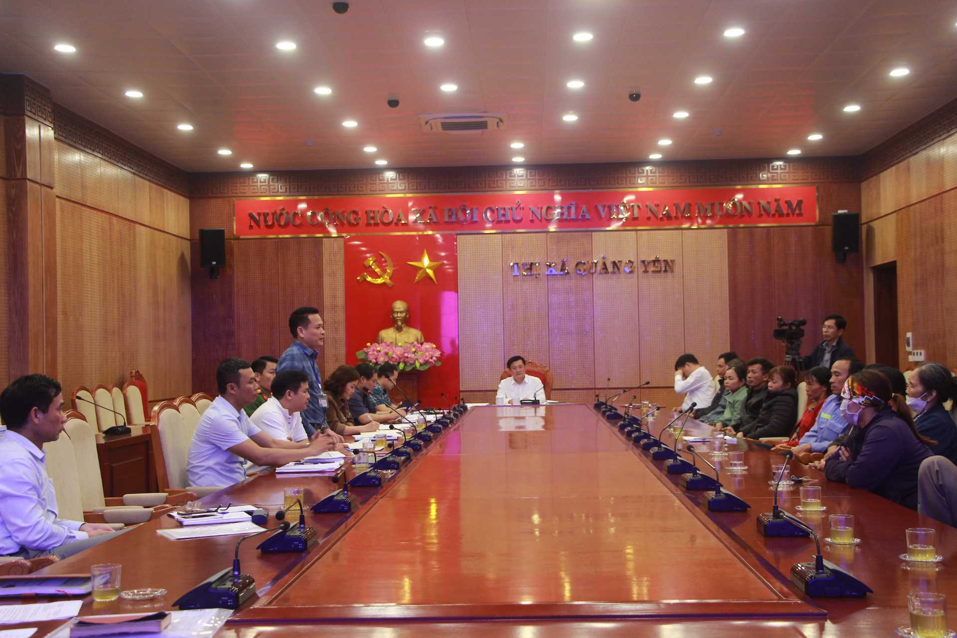 TX Quảng Yên gặp gỡ, đối thoại với một số hộ dân liên quan GPMB Dự án KCN Sông Khoai. Ảnh: Bùi Niên (Trung tâm TT-Vh Quảng Yên).