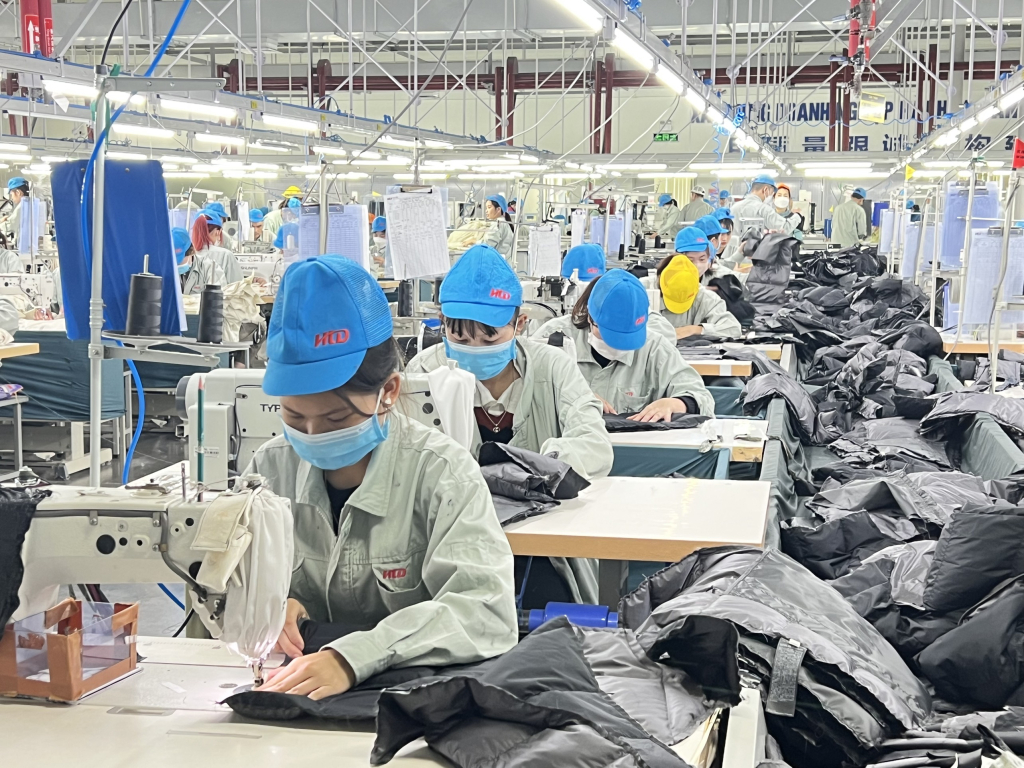 CNLĐ Công ty TNHH May mặc Hoa Lợi Đạt Việt Nam (KCN Cảng biển Hải Hà) thi đua lao động sản xuất. Ảnh: Thanh Hằng